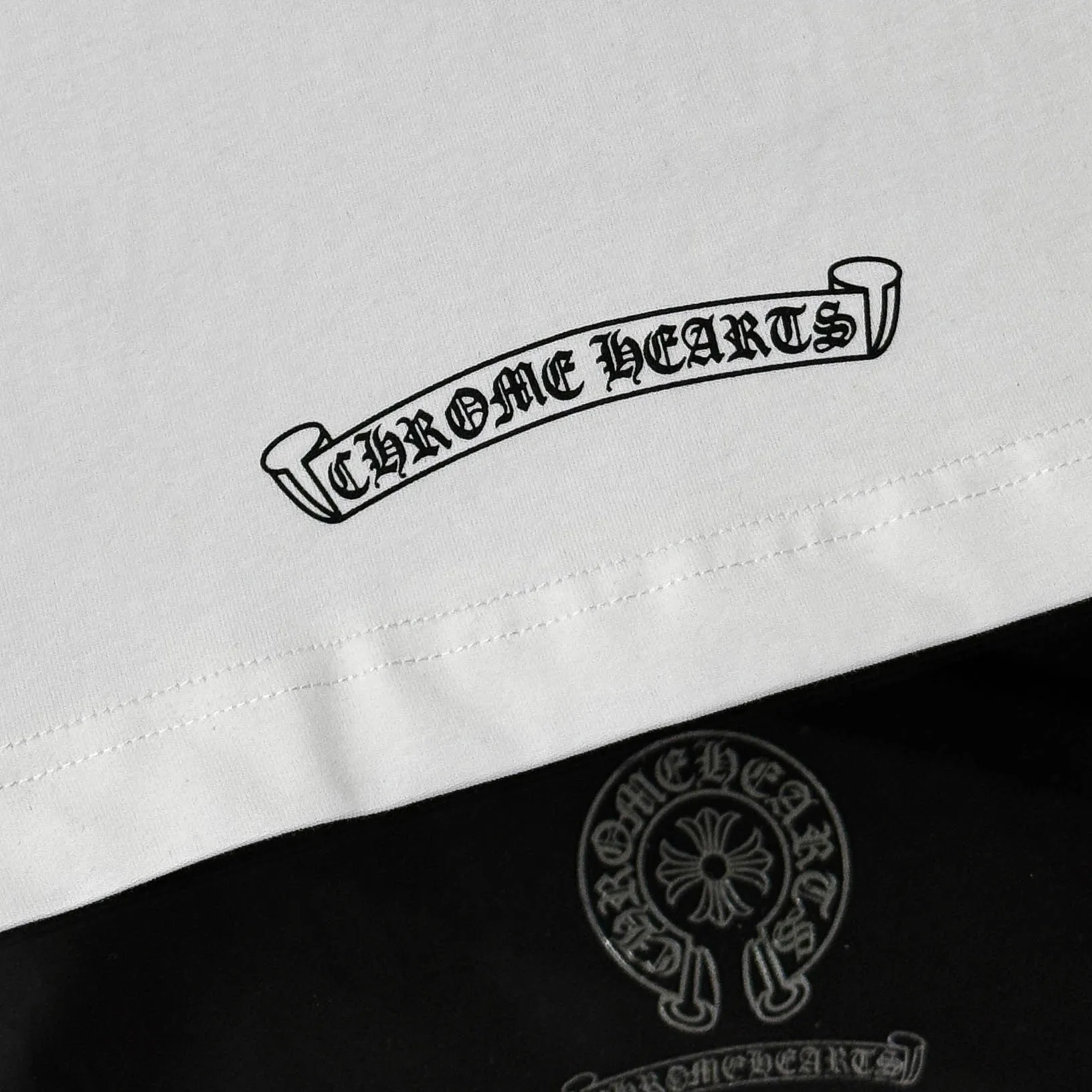 P170 Chrome Hearts 25 high-end versions. The fabric is made of 300 grams of high-density pure cotton. It does not deform or shrink. It has three labels. It is the same style for men and women. Technology: suede foaming + digital printing. Color: white, black. SIZE: S-XL.